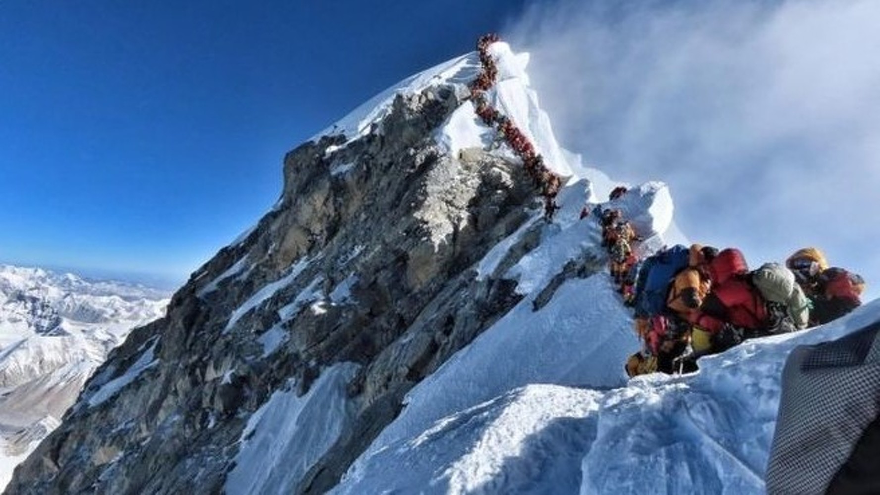 В очередях к вершине Эвереста и на спуск умерло 10 человек — Today.kg