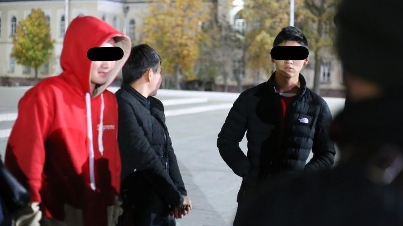Ночью в центре Бишкека выявили 7 подростков, находящихся без присмотра взрослых — Today.kg