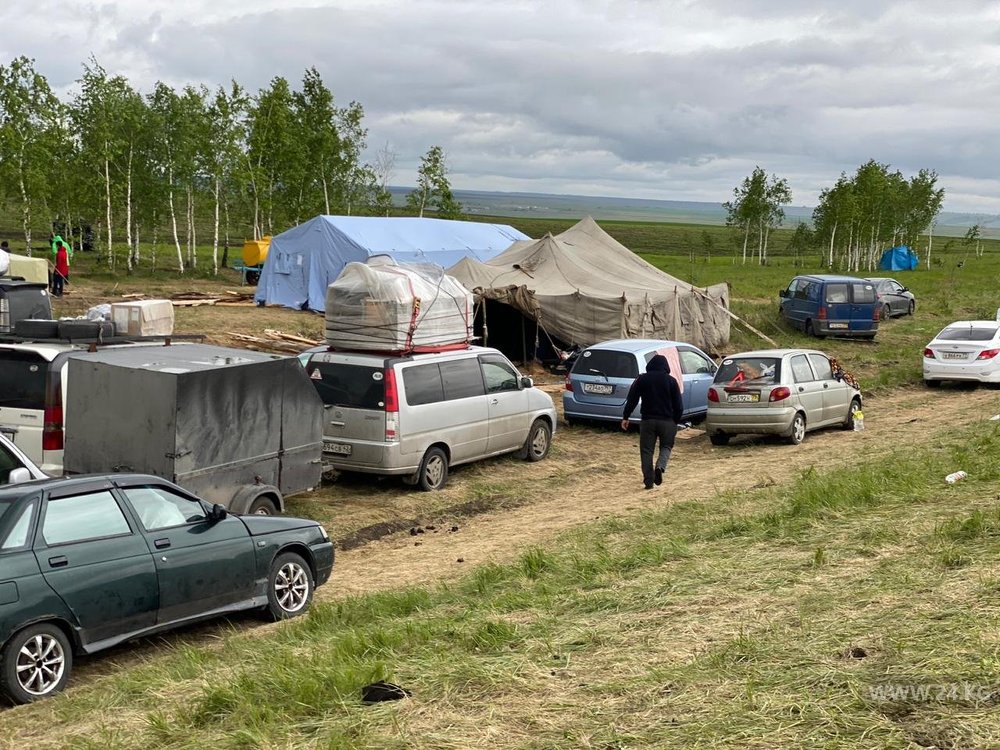 Мигранты из палаточного лагеря под Оренбургом: холод, голод, ссоры из-за еды — Today.kg