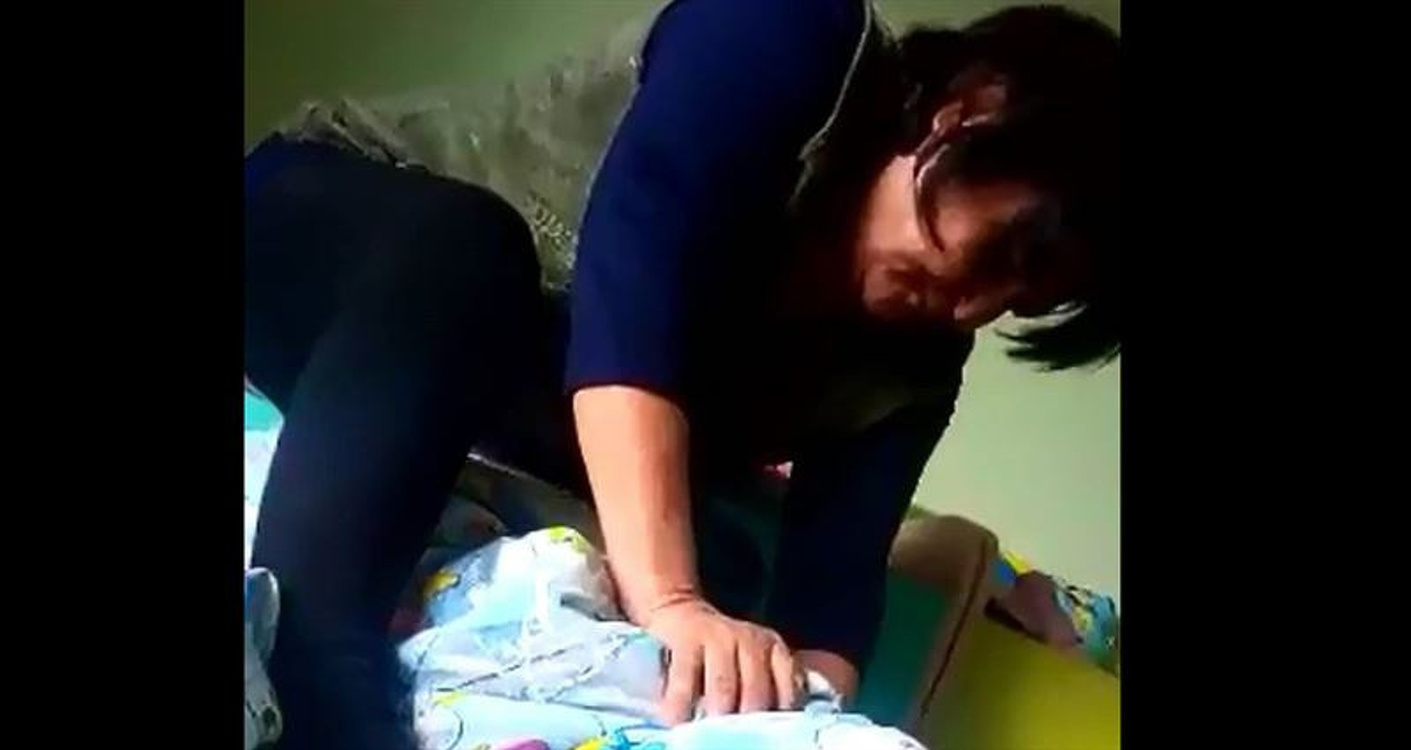 Распространяют видео, где воспитательница душит ребенка. Его сняли в Казахстане — Today.kg