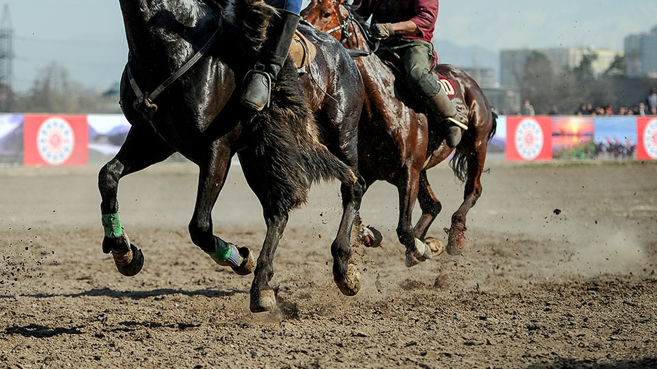 Иссык-Куль: 32-летний улакчы умер из-за травмы во время конных соревнований — Today.kg