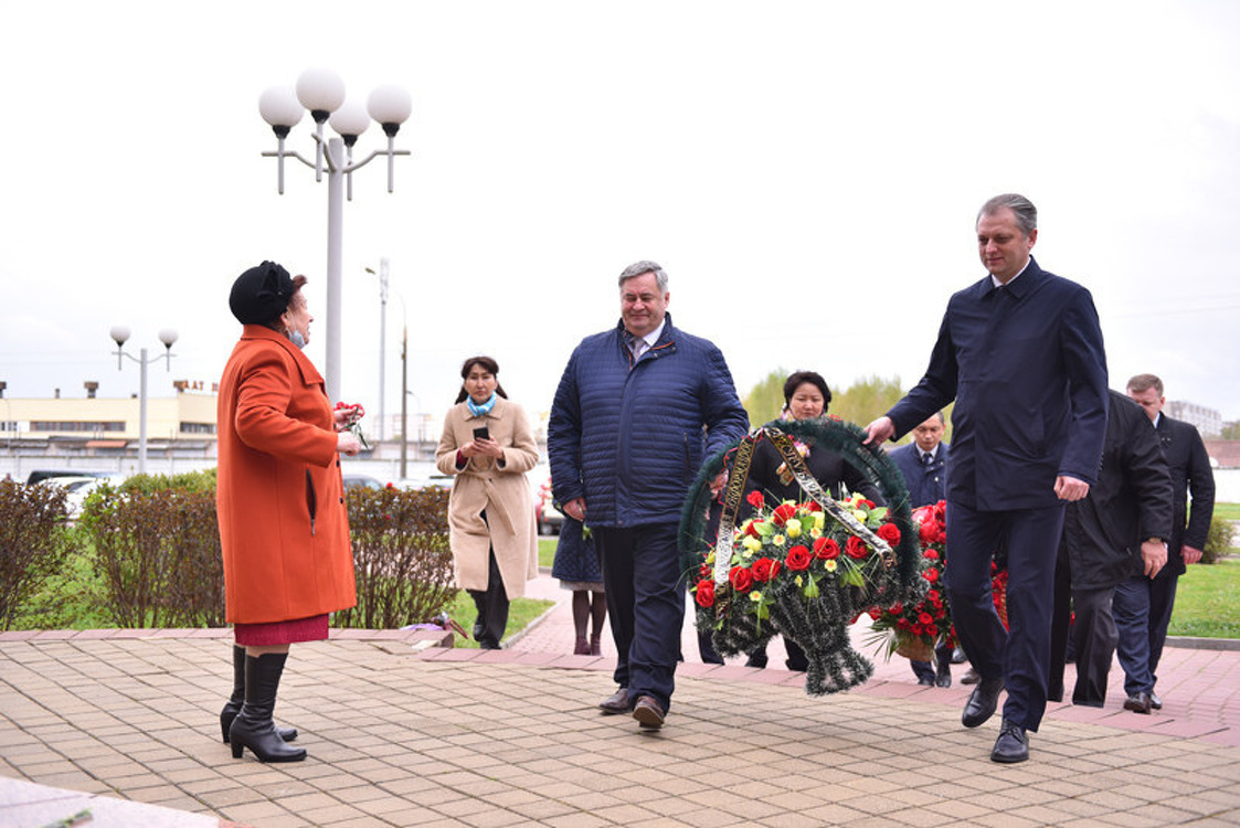 В Минске возложили цветы к памятнику Жумаша Асаналиева, освобождавшего Беларусь в 1944-м — Today.kg