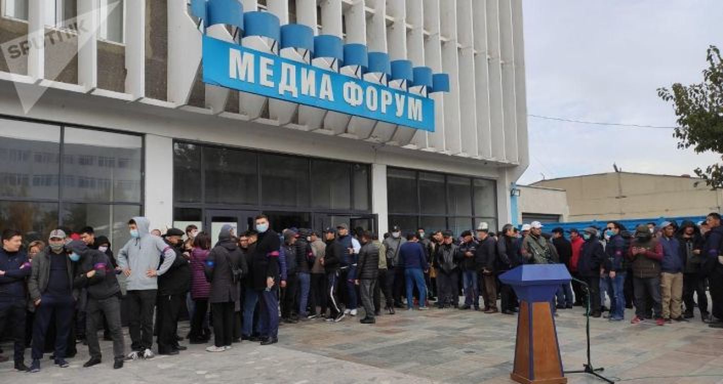Колонна сторонников Бабанова присоединились к митингу возле Медиафорума — Today.kg
