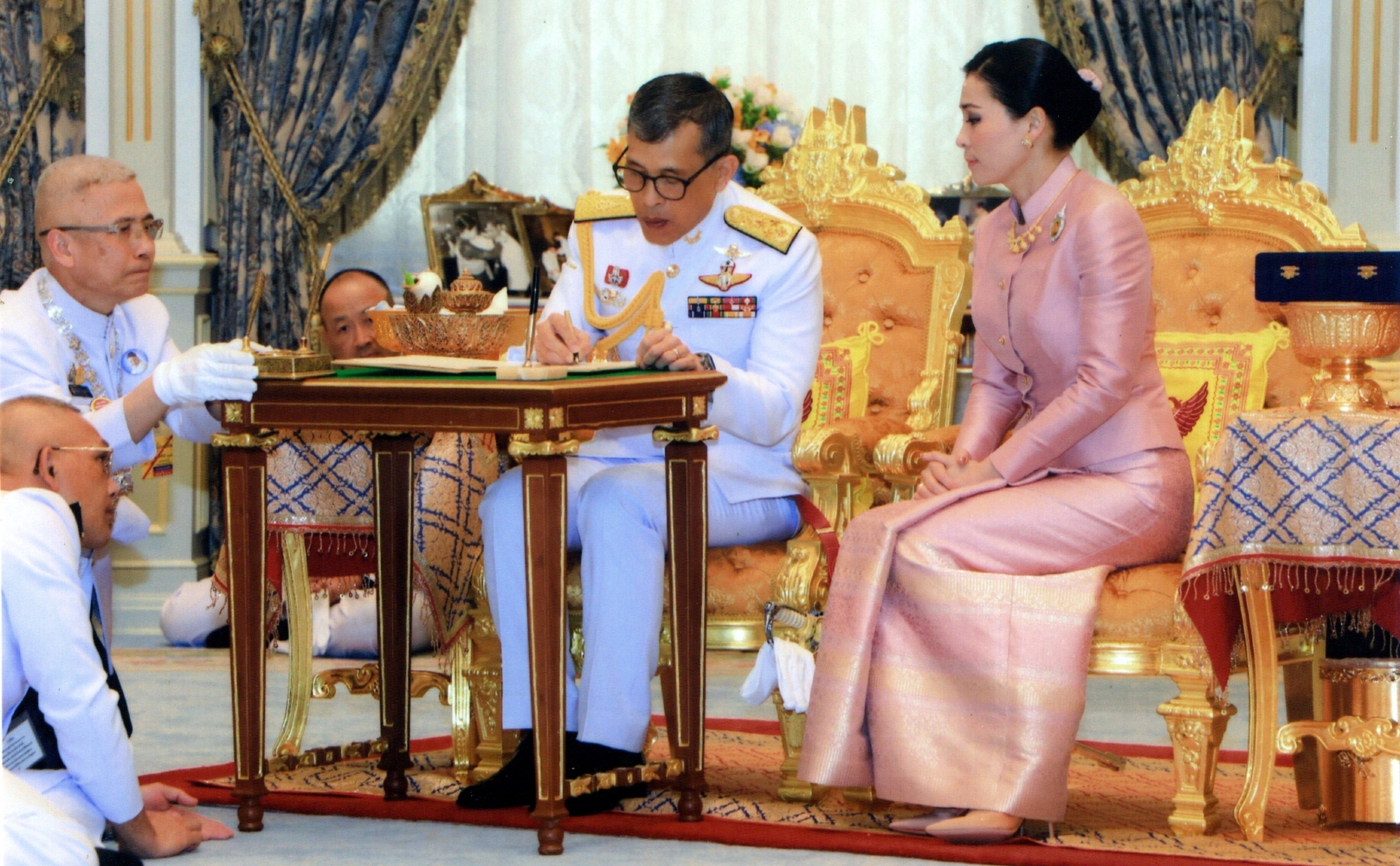Король Таиланда продолжает жесткие меры: уволены 6 чиновников — Today.kg