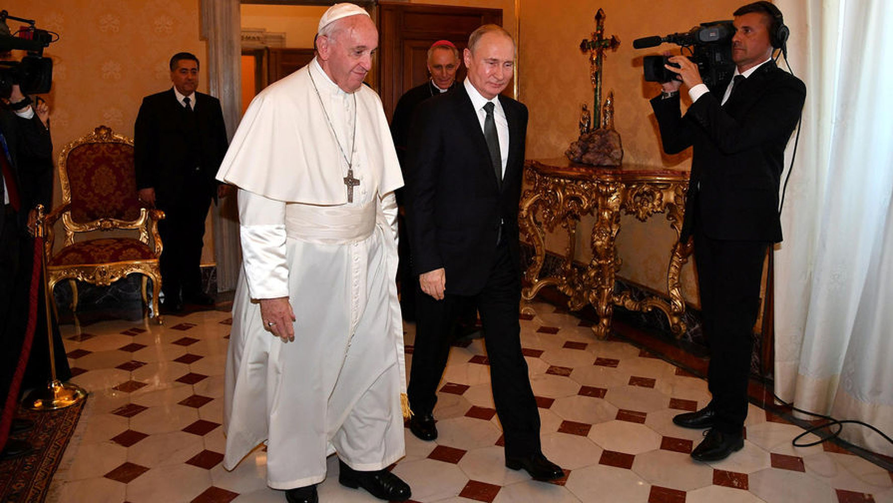 Конфуз произошел на встрече Путина и папы Римского — Today.kg