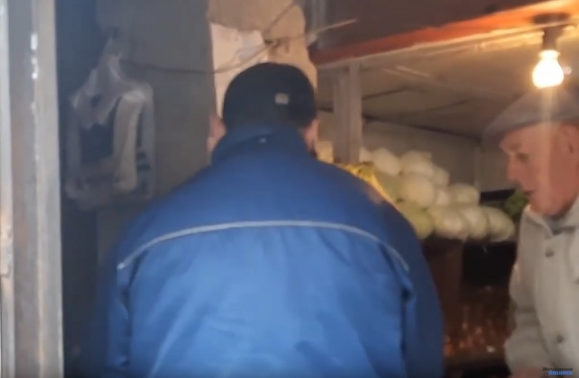 В Бишкеке торговцы работают без медицинских масок (видео) — Today.kg
