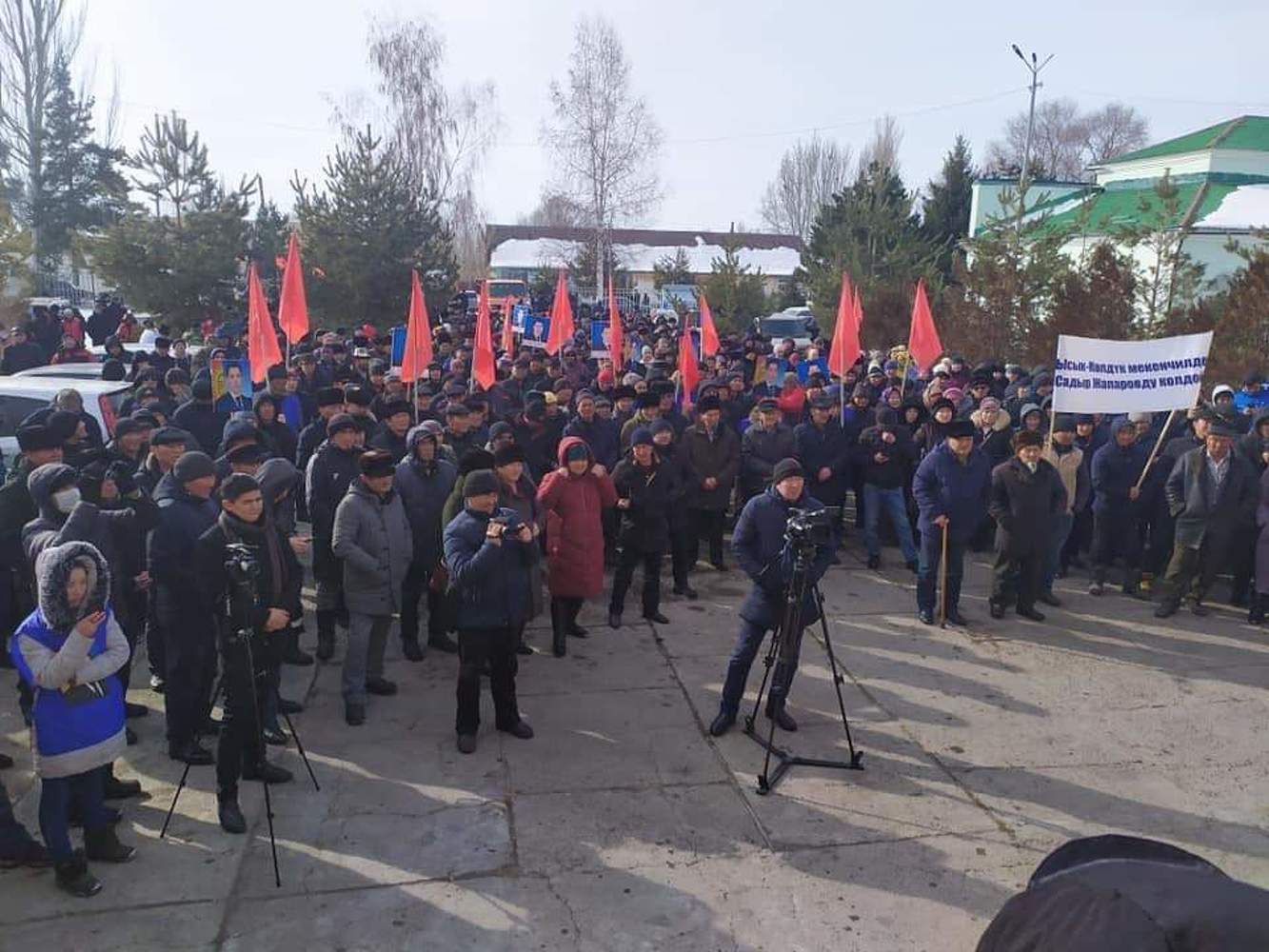 В Тюпе проходит мирный митинг сторонников Садыра Жапарова. Фото — Today.kg