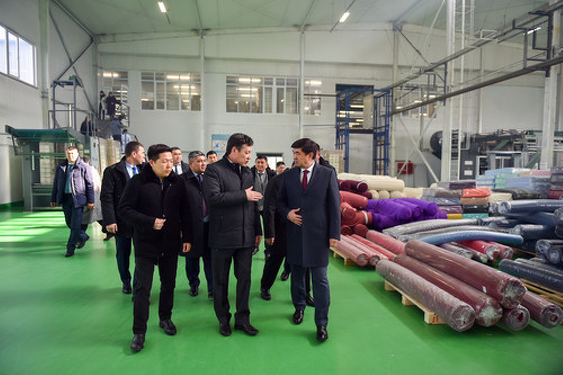 Премьер М.Абылгазиев ознакомился с деятельностью текстильной фабрики в Токмоке — Today.kg