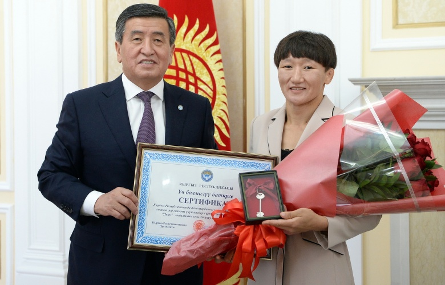 Айсулуу Тыныбекова получила от президента сертификат на трехкомнатную квартиру — Today.kg