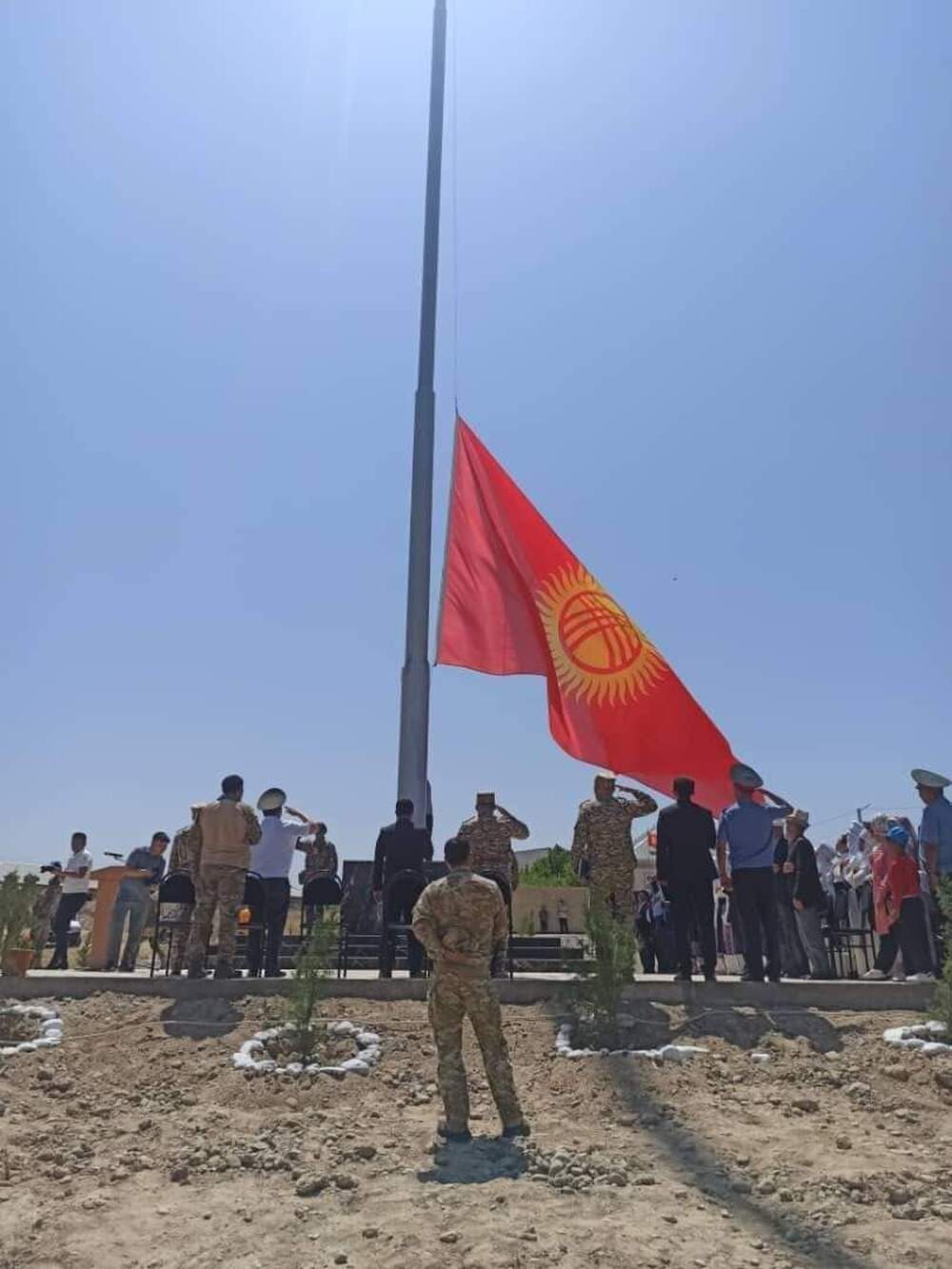 В селе Максат на границе с Таджикистаном установлен флаг Кыргызстана — Today.kg