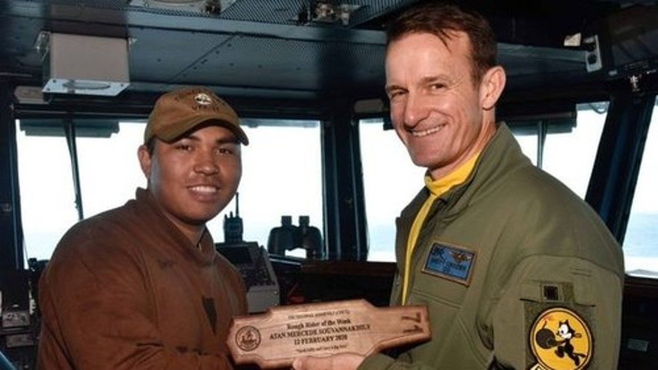 В США уволили капитана военного корабля из-за того, что он просил помочь эвакуировать зараженных коронавирусом членов экипажа — Today.kg