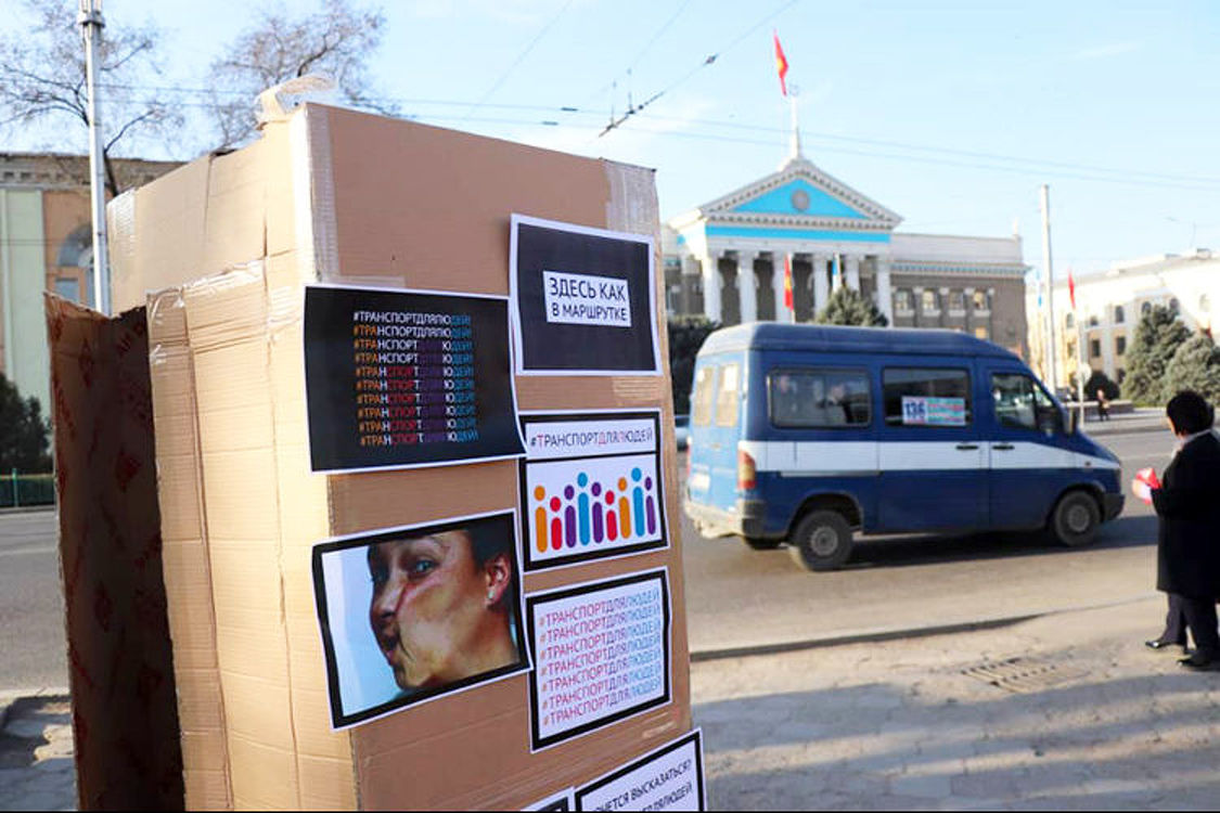 Возле мэрии Бишкека проходит акция против забитых маршруток — Today.kg