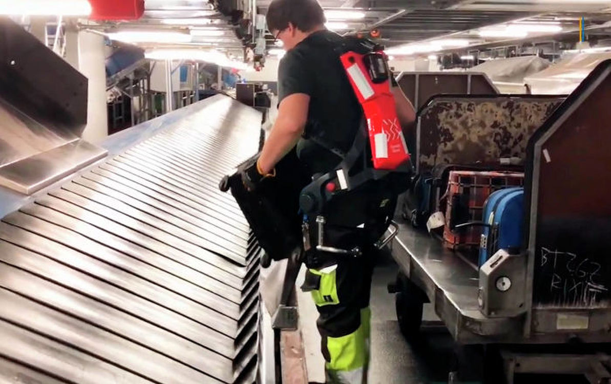В аэропорту Штутгарта чемоданы перекладывают грузчики в экзоскелетах — Today.kg
