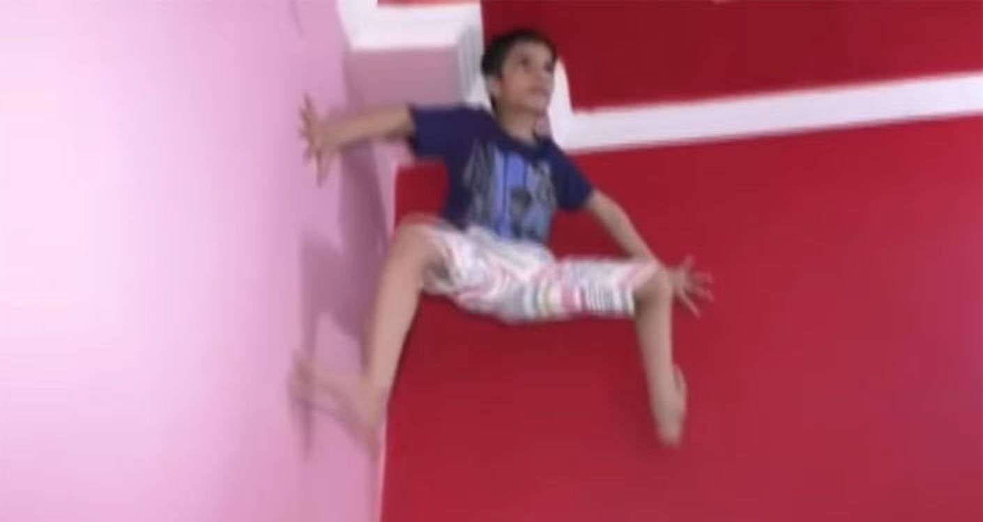 Мальчик из Индии лазит по стене, словно Человек-паук — соцсети в шоке. Видео — Today.kg