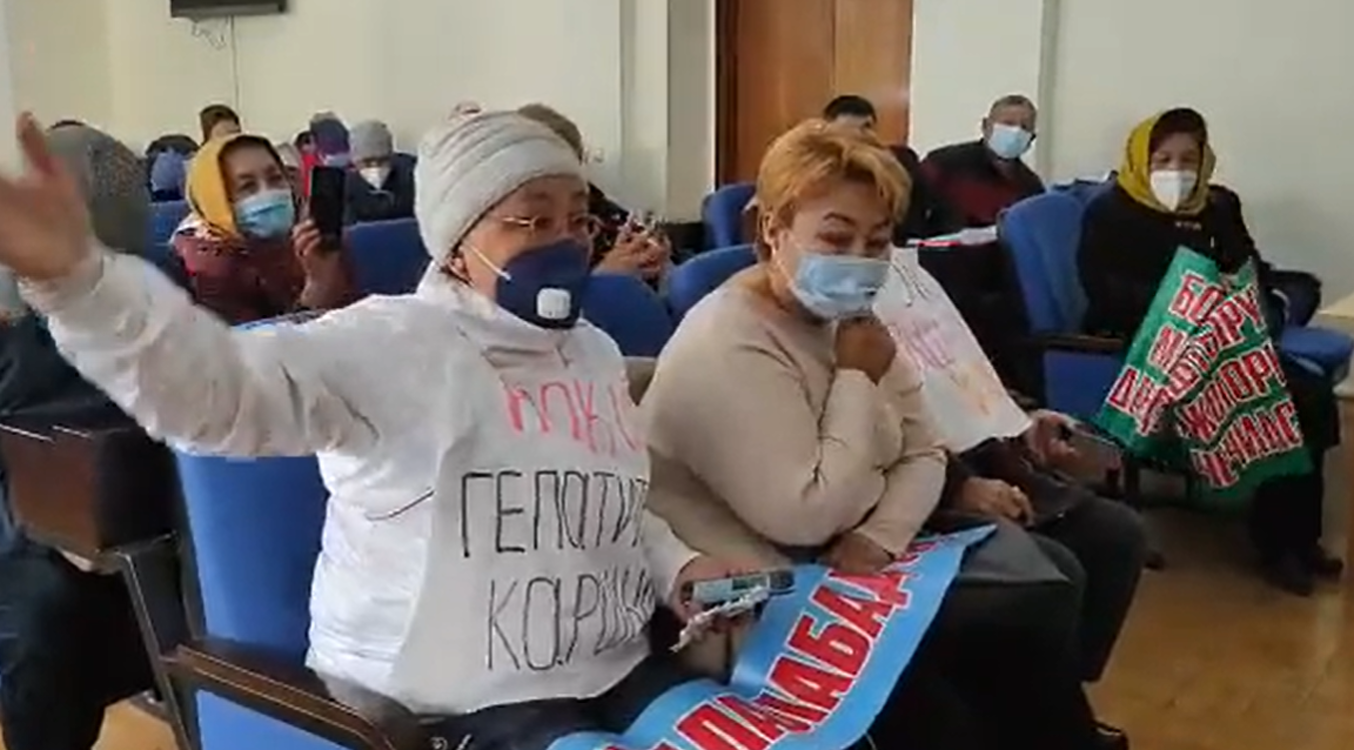 Митингующие у здания минздрава в Бишкеке потребовали снижения цен на лекарства для лечения гепатита — Today.kg