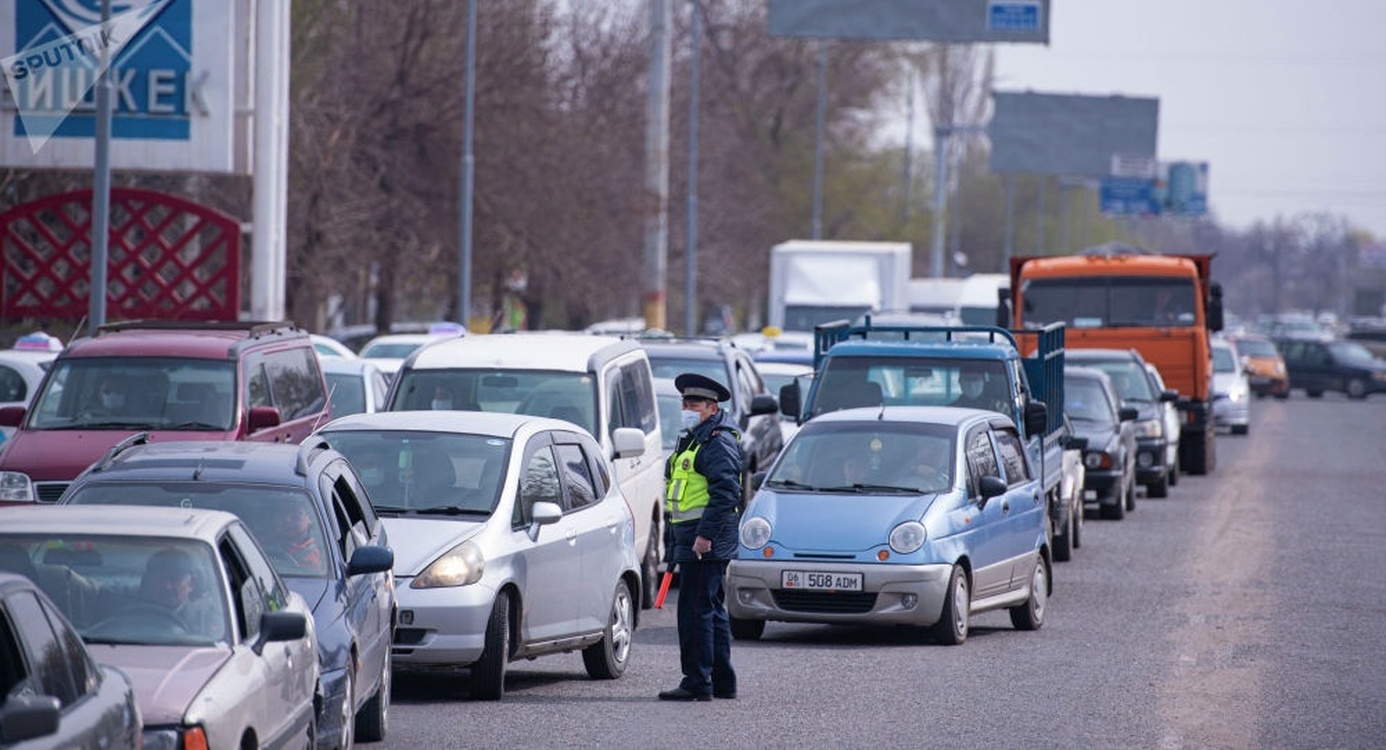 В Бишкеке пробки. Патрульная милиция просит водителей соблюдать ПДД — Today.kg