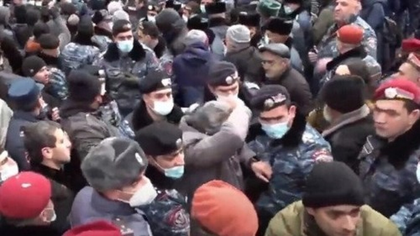 В Ереване произошла потасовка между силовиками и митингующими — Today.kg