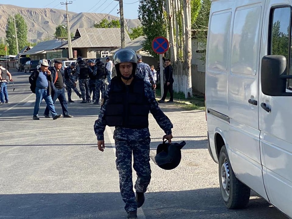 Конфликт на кыргызско-таджикской границе: В трёх айыльных аймаках введён режим ЧП, есть раненые — Today.kg