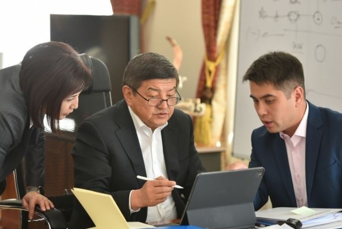Акылбек Жапаров впервые подписал документы электронной цифровой подписью — Today.kg