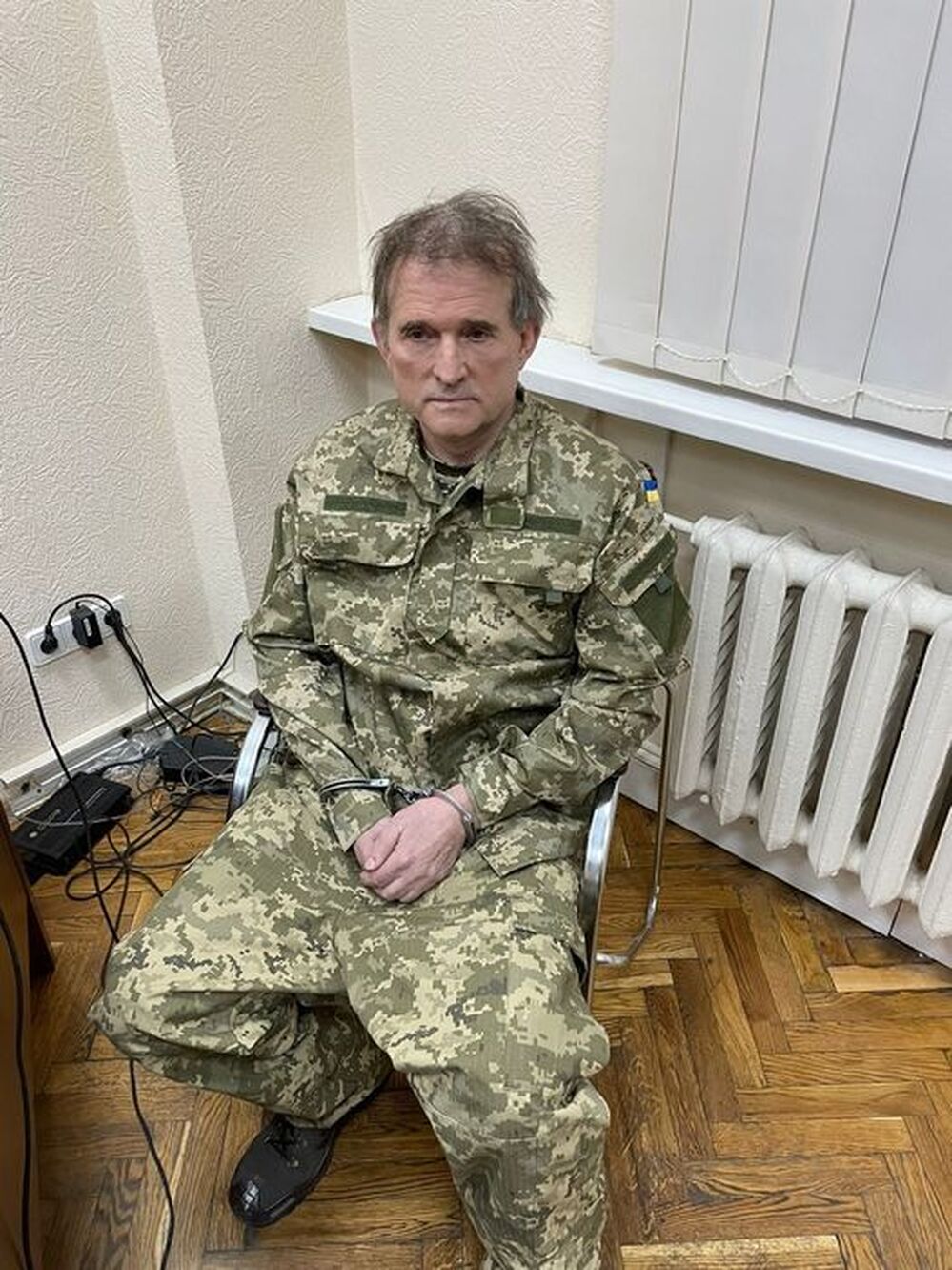 Зеленский опубликовал фото кума Путина Медведчука в наручниках — Today.kg