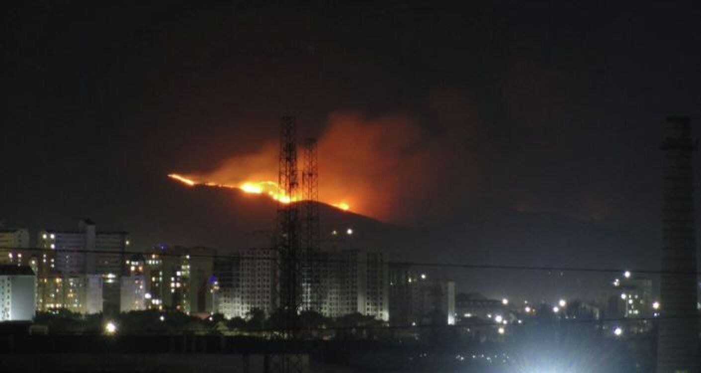 Сильный пожар на холмах близ Бишкека. Пламя видно издалека — видео — Today.kg