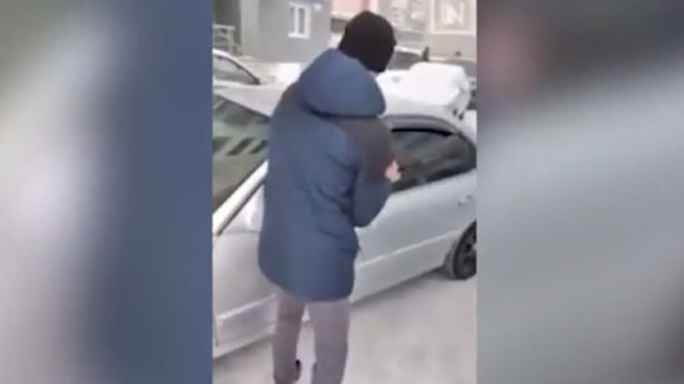 Россиянин разбил стекло собственного авто, чтобы дать проехать машине скорой помощи. Видео — Today.kg