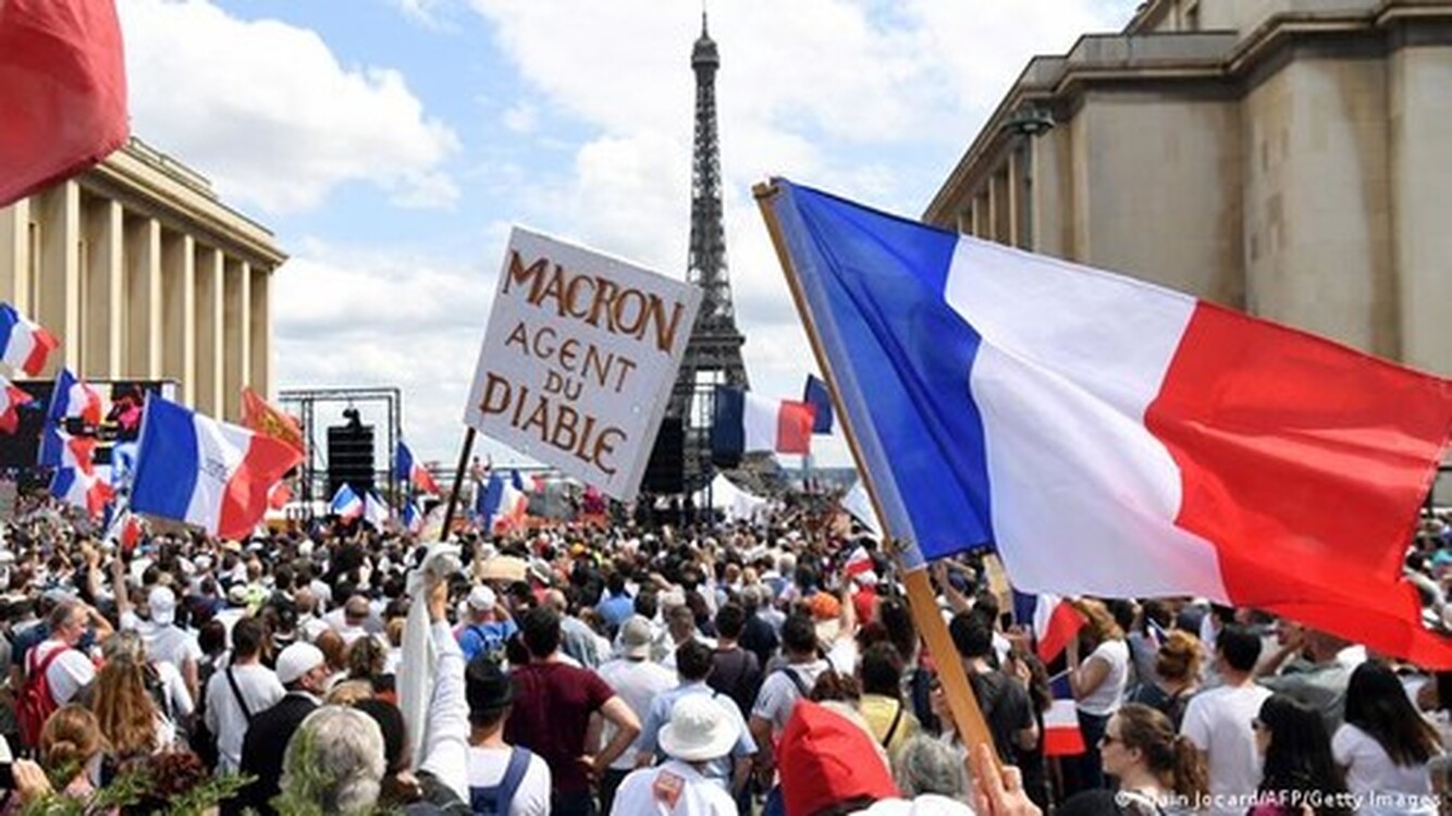 Франция ввела санитарные пропуска, несмотря на протесты — Today.kg