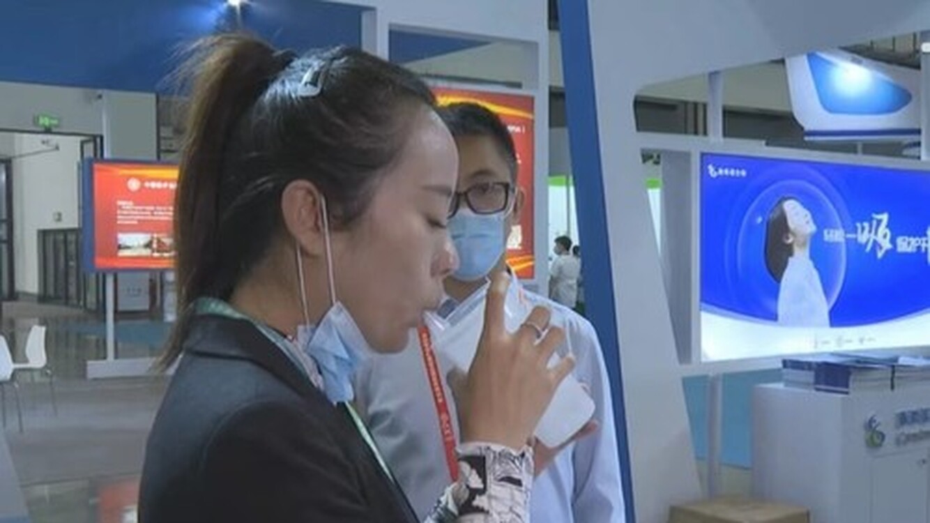 Первую в мире ингаляционную вакцину от COVID-19 представили на выставке в Китае — Today.kg