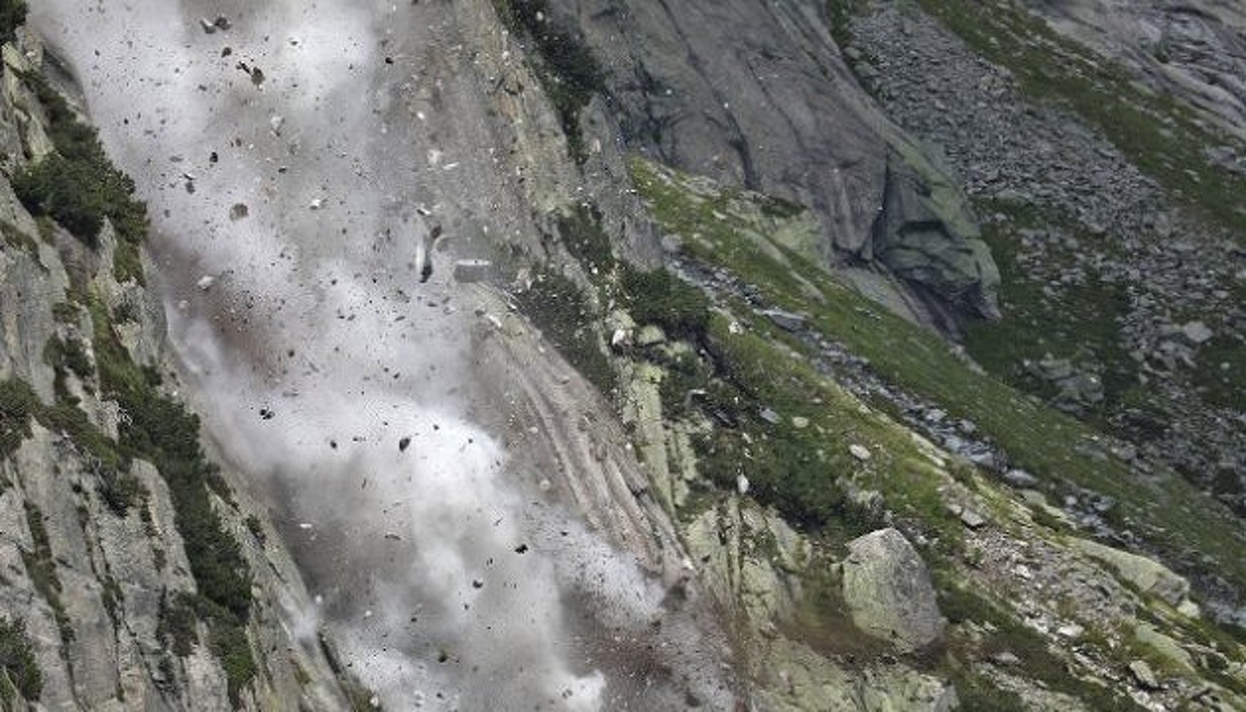 Видео - В Бооме произошел камнепад, повреждена машина — Today.kg