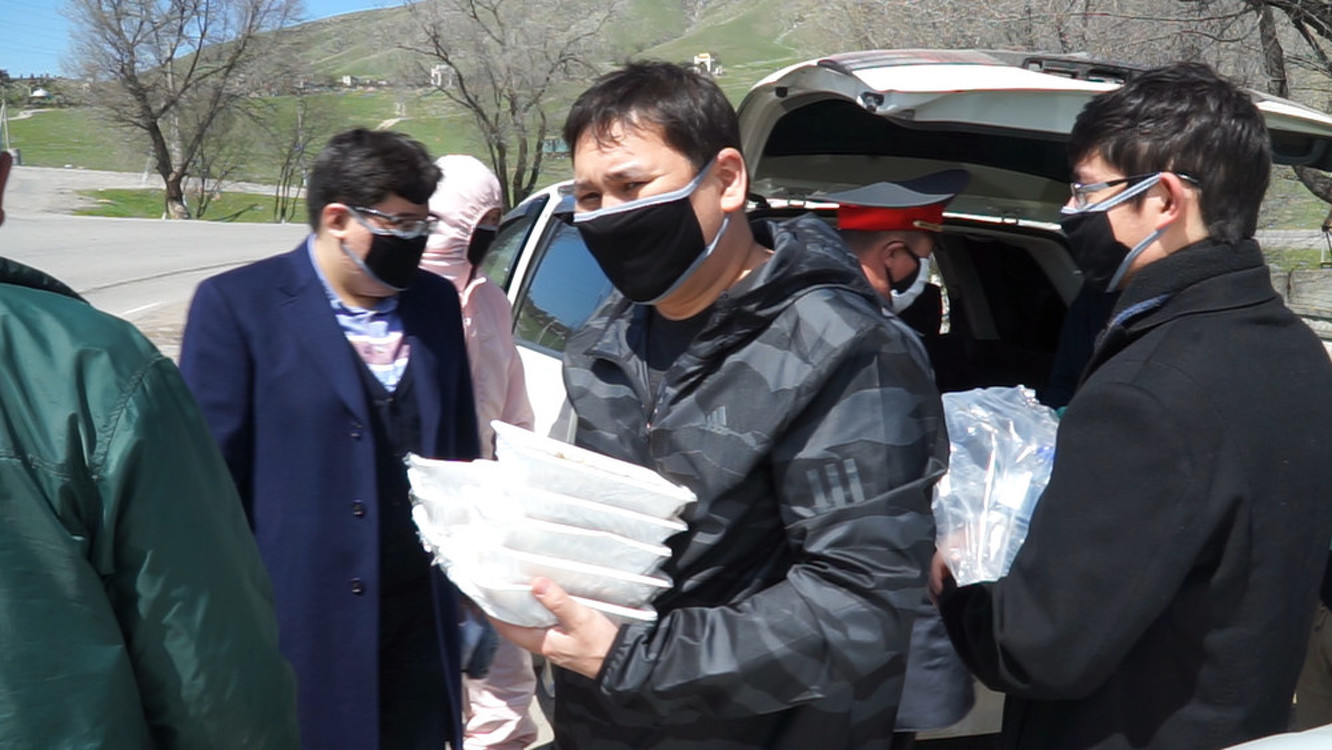 Дети Атамбаева раздали питание и средства защиты для милиции — Today.kg