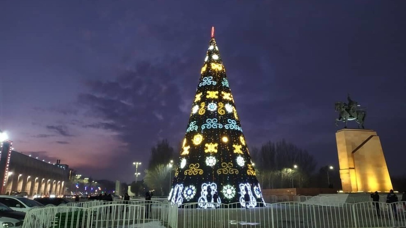 На площади Ала-Тоо установили новогоднюю елку. Фото — Today.kg