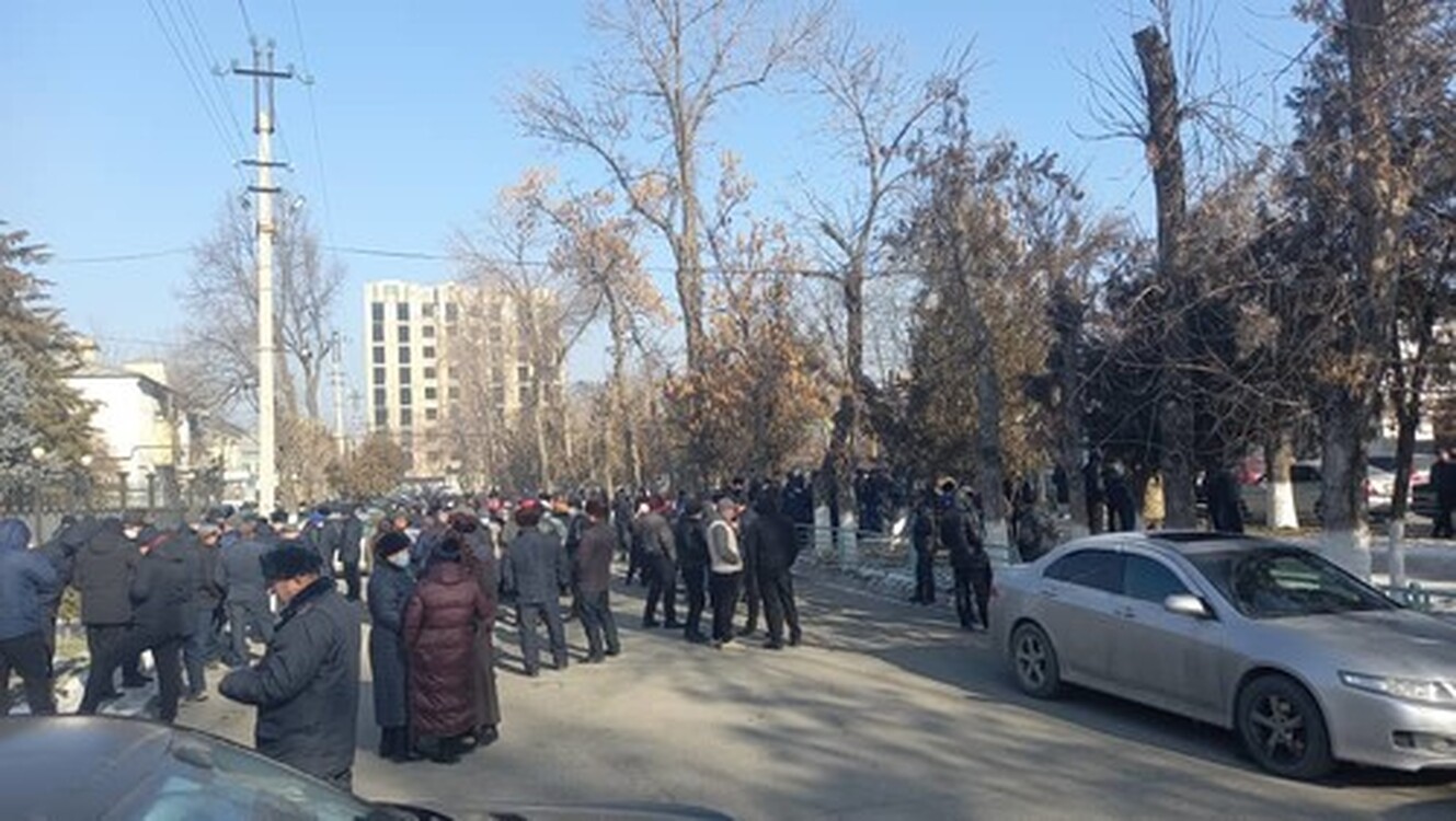 ГКНБ прокомментировал митинг граждан возле здания управления в Жалал-Абаде — Today.kg