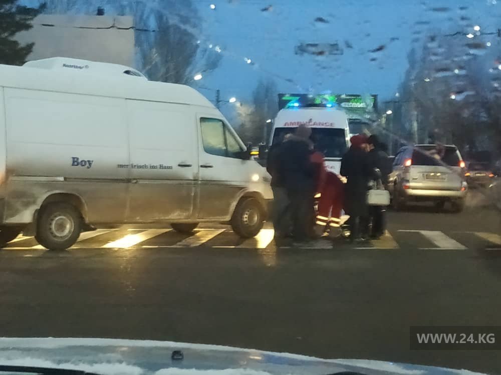 В Бишкеке грузопассажирский бусик сбил женщину — Today.kg