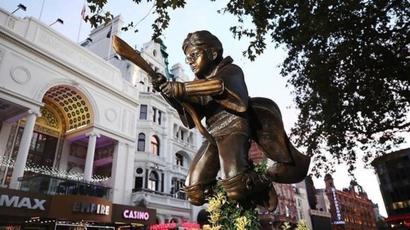В Лондоне установили памятник Гарри Поттеру. Фото — Today.kg