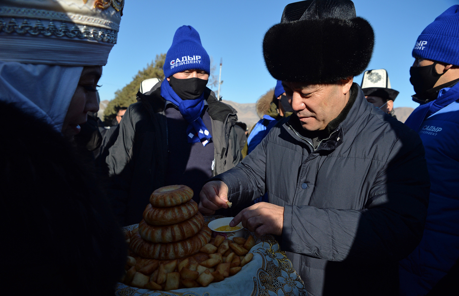 Месяц в киргизии. Бакиев Жапаров. Сват Садыра Жапарова фото. Садыр Жапаров перед народом. Садыр Жапаров пляж.