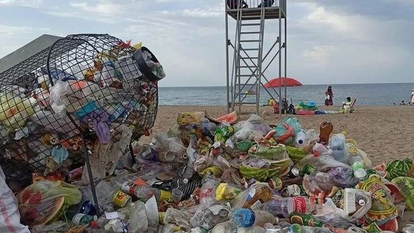 Сигаретные окурки, пустые упаковки и зажигалки составляют 27% мусора на пляжах Иссык-Куля, - ФОМС — Today.kg
