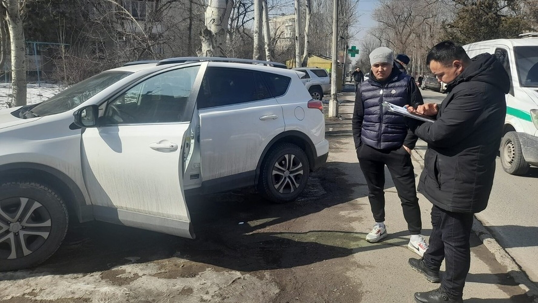 Водителей начали штрафовать за парковку в зеленых зонах Бишкека — Today.kg