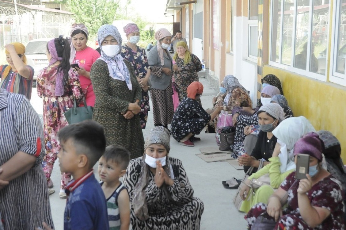 На КПП «Достук» собрались около 80 кыргызстанок, которые не могут вернуться к мужьям в Узбекистан (фото) — Today.kg