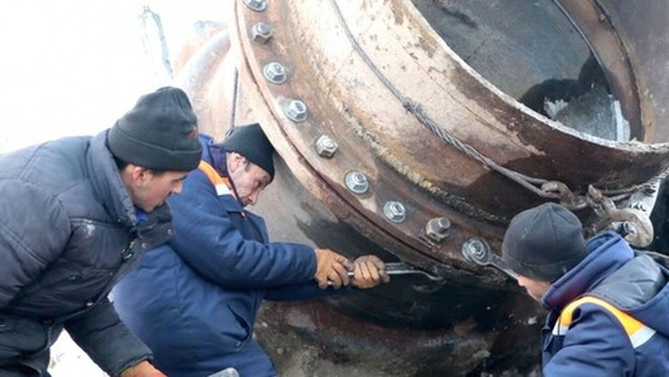 В Андижане из-за холодов лопнула труба водопровода, без воды остаются 20 махаллей (фото) — Today.kg