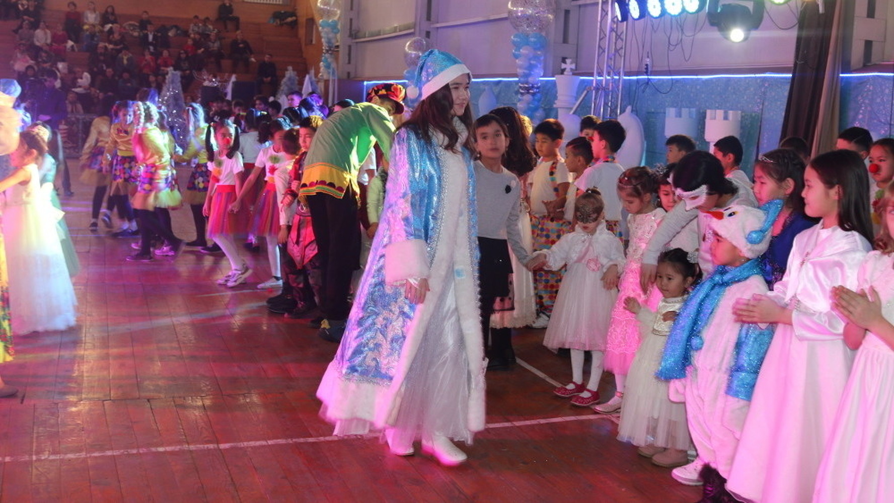 В Бишкеке прошла новогодняя елка дружбы для детей — Today.kg
