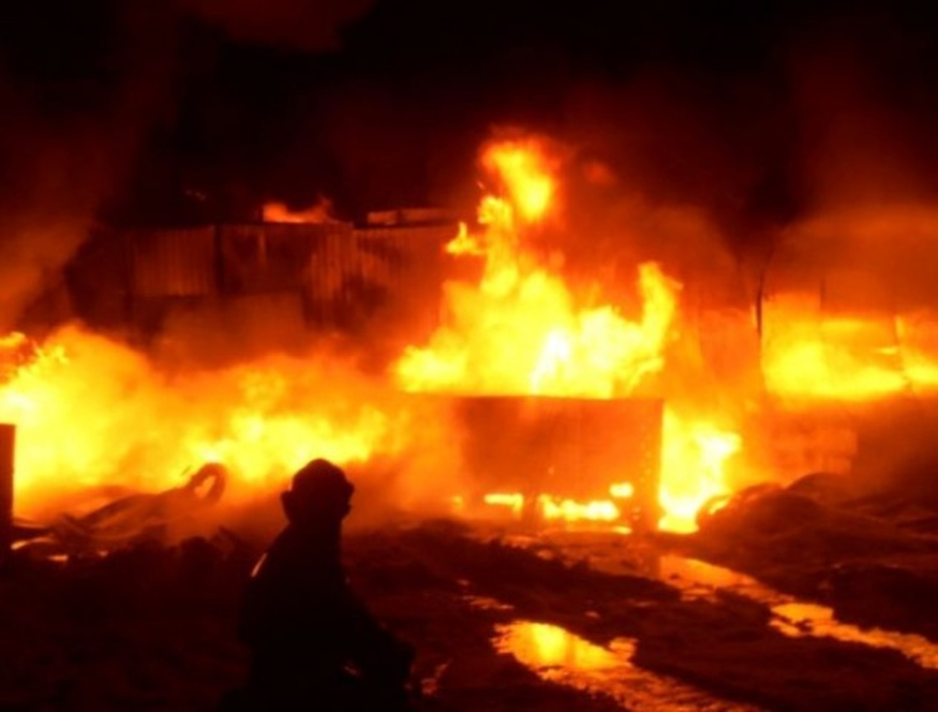 В Бишкеке ночью сгорел один из дордоевских складов — Today.kg