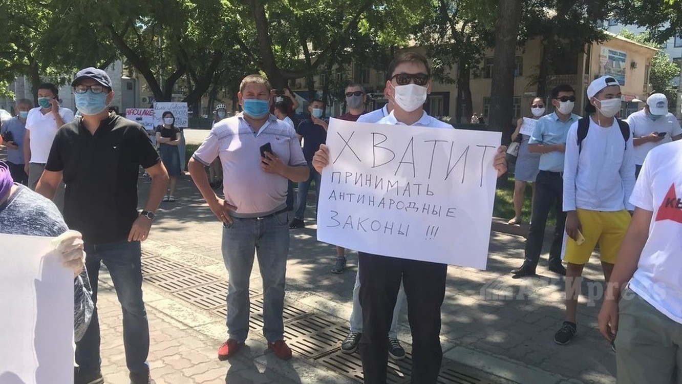У Жогорку Кенеша проходит митинг против законопроекта «О манипулировании информацией» — Today.kg