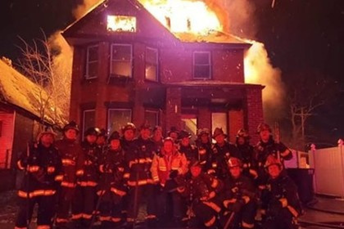В США пожарные сделали новогоднюю фотографию на фоне горящего дома — Today.kg