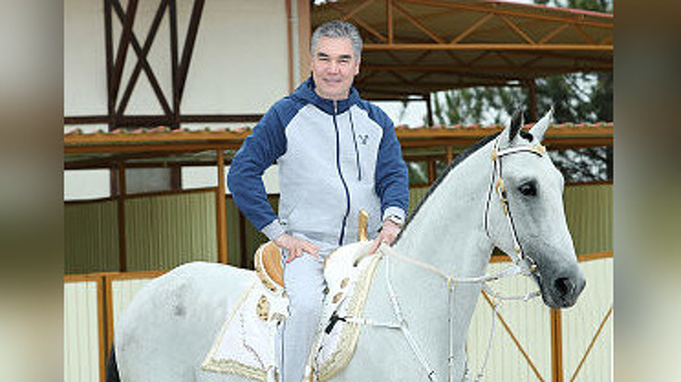 Президент Туркменистана проехал на подаренном ему коне (видео) — Today.kg