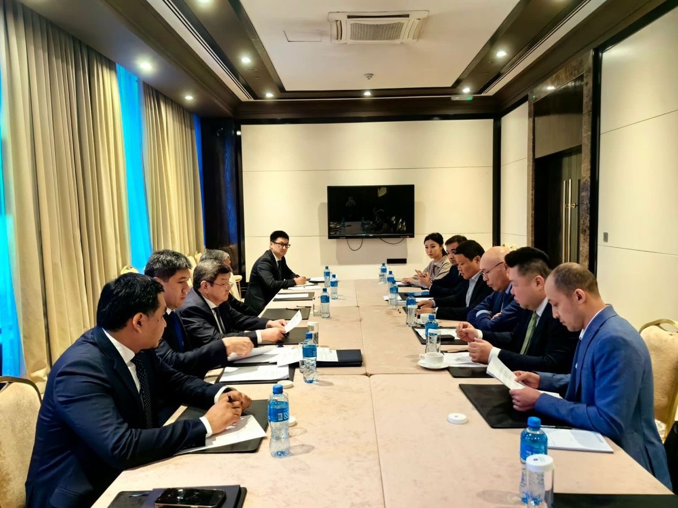 Акылбек Жапаров встретился с представителями китайской компании CNEEC — Today.kg