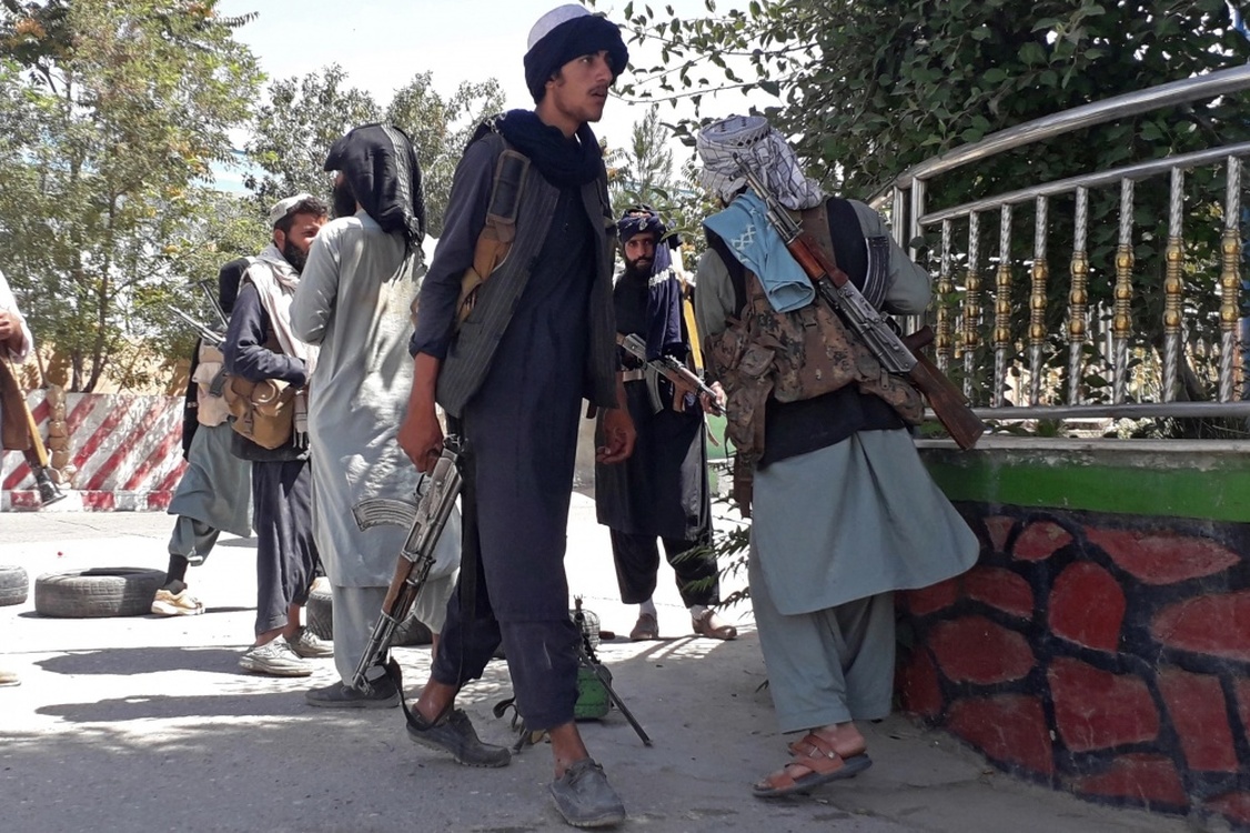 СМИ: Талибы застрелили беременную женщину-полицейского — Today.kg