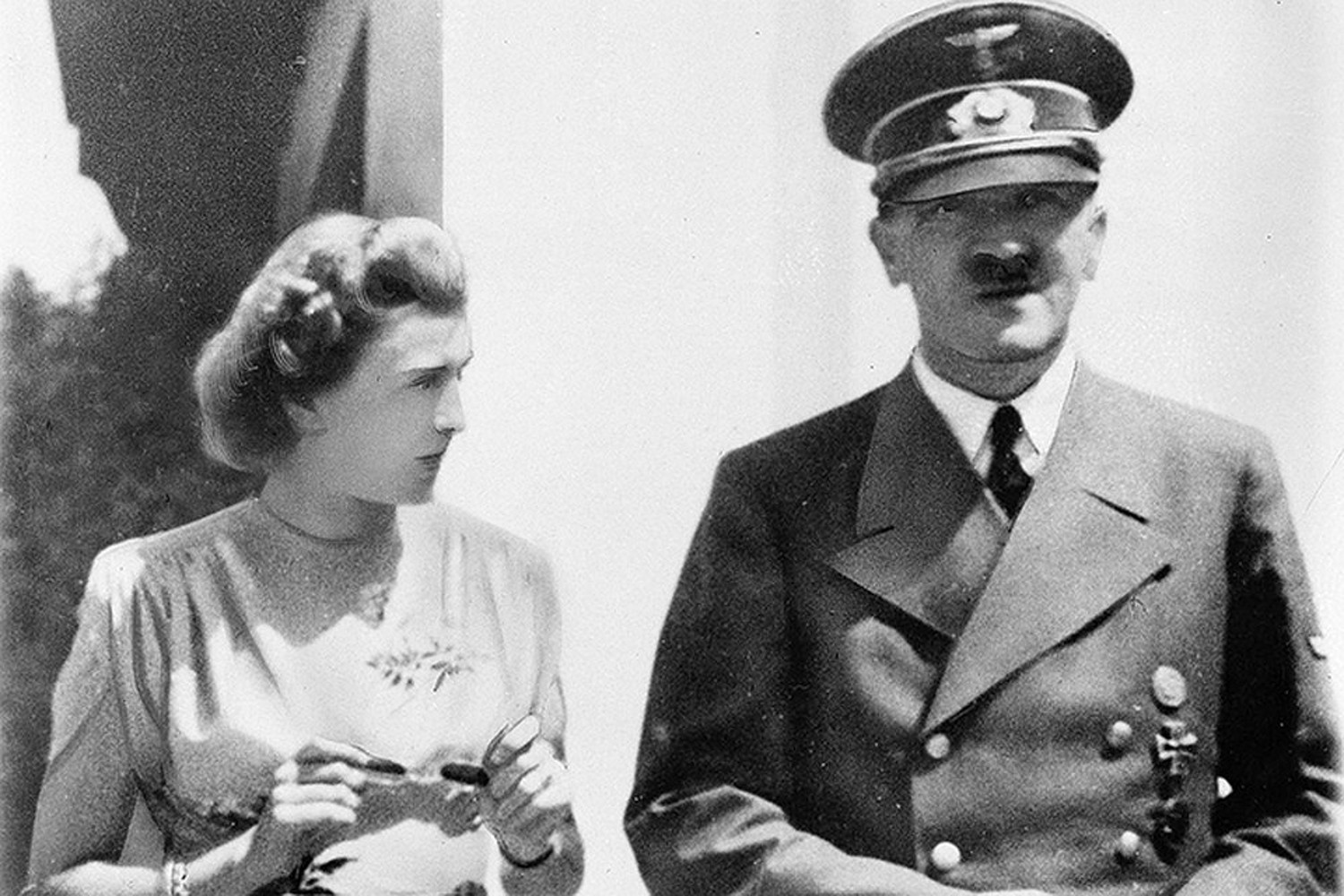 В Германии на аукцион выставили вещи Гитлера и Евы Браун — Today.kg