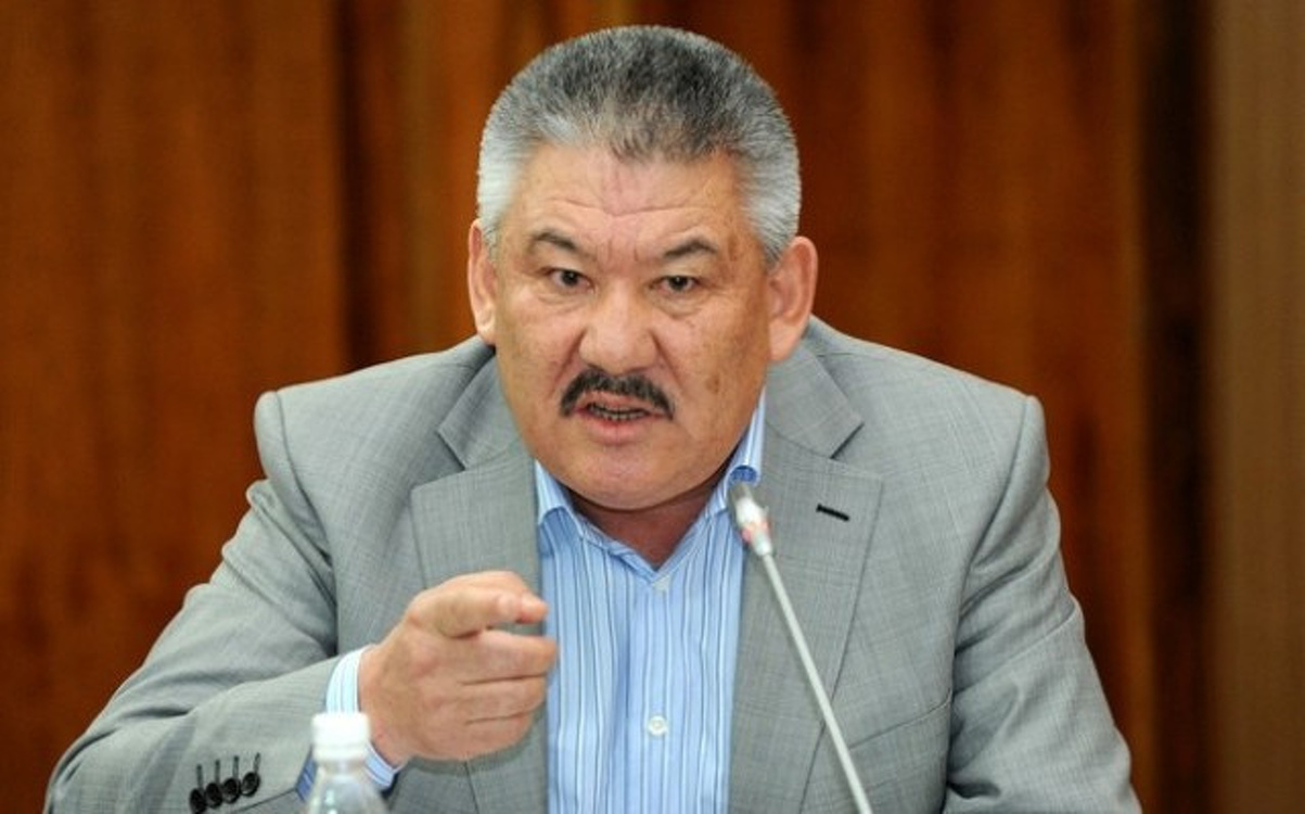 Азимбек Бекназаров написал очередную книгу о кыргызской политике — Today.kg