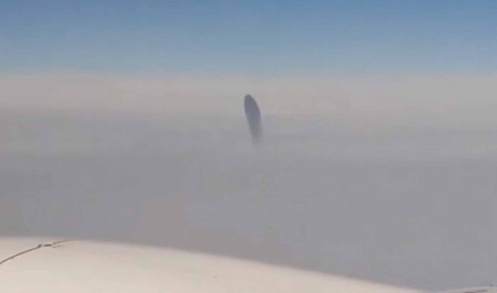 Черный НЛО над морем напугал пассажиров самолета — Today.kg