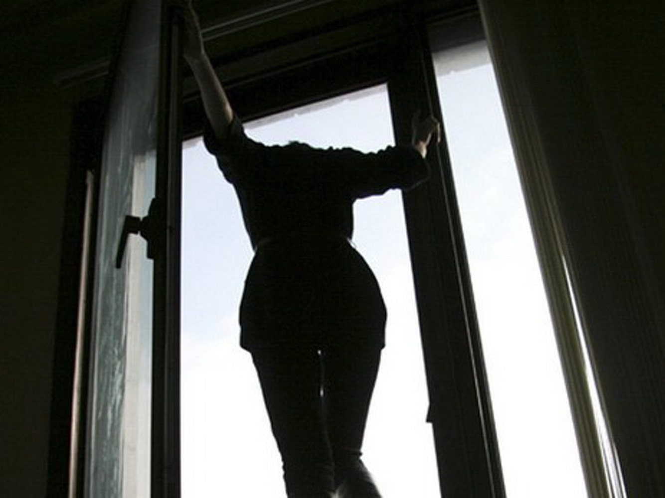 В Питере студентка из Кыргызстана мыла окна и упала с 9 этажа — Today.kg